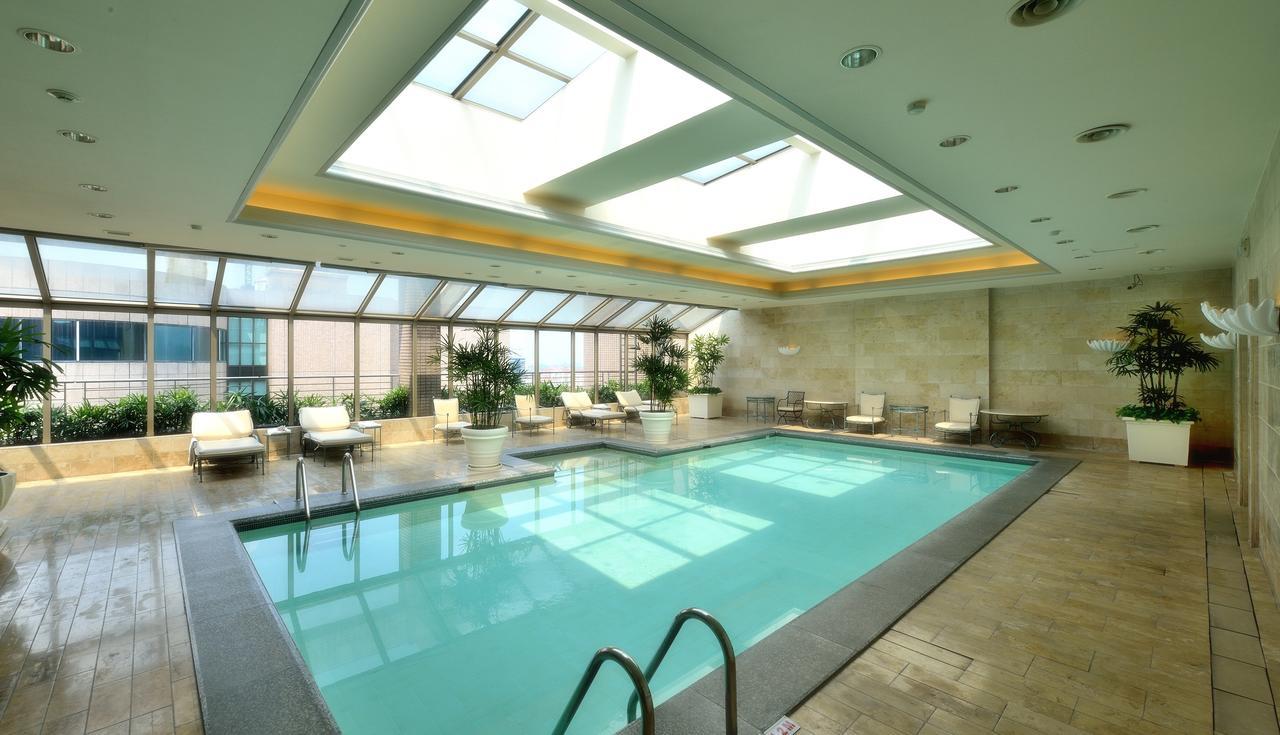 The Sherwood Tchaj-pej Exteriér fotografie The pool at the Four Seasons Hotel